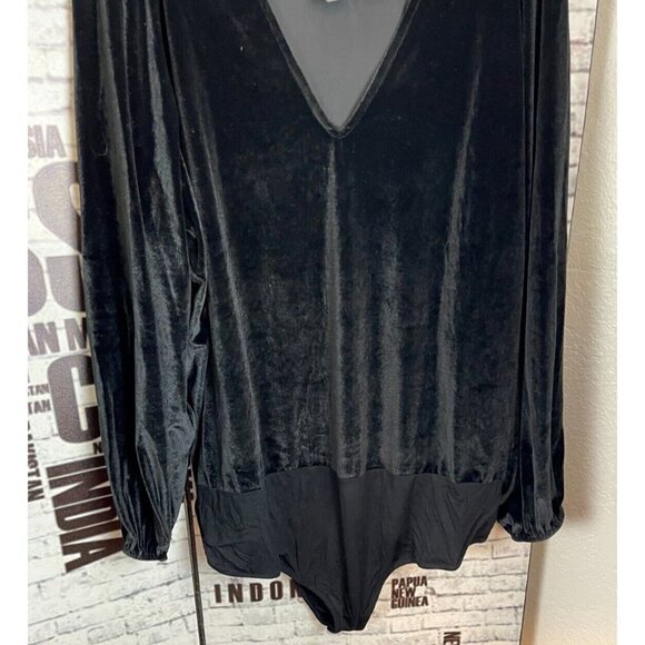 Torrid Plus 6 Black Velour-Velvet Stretch V-Neckline Long Sleeve Bodysuit - Picture 5 of 5